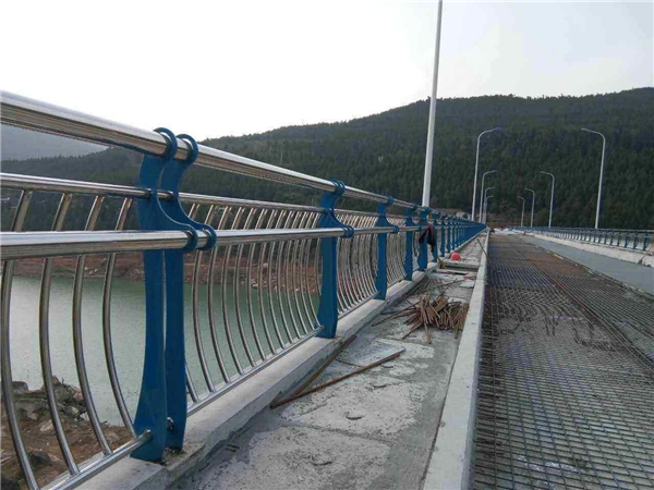 阿里不锈钢桥梁护栏的特点及其在桥梁安全中的重要作用