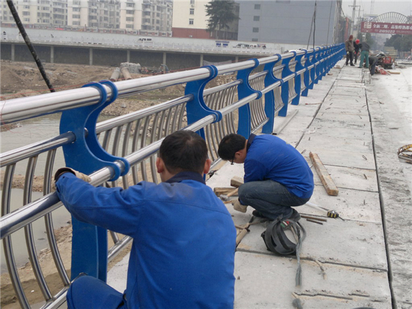 阿里不锈钢河道护栏的特性及其在城市景观中的应用