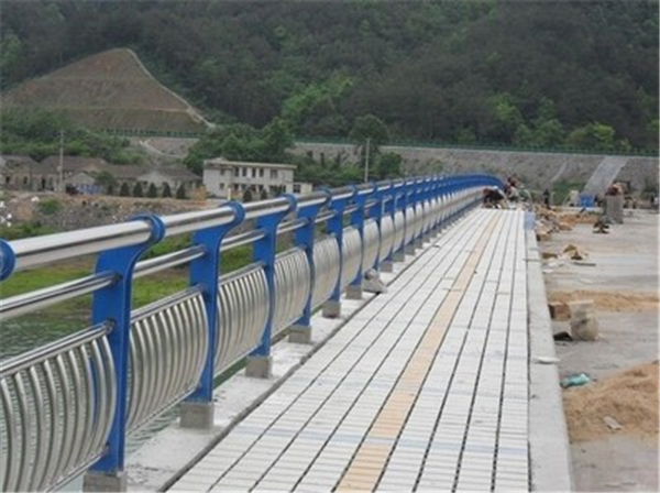阿里不锈钢桥梁护栏是一种什么材质的护栏