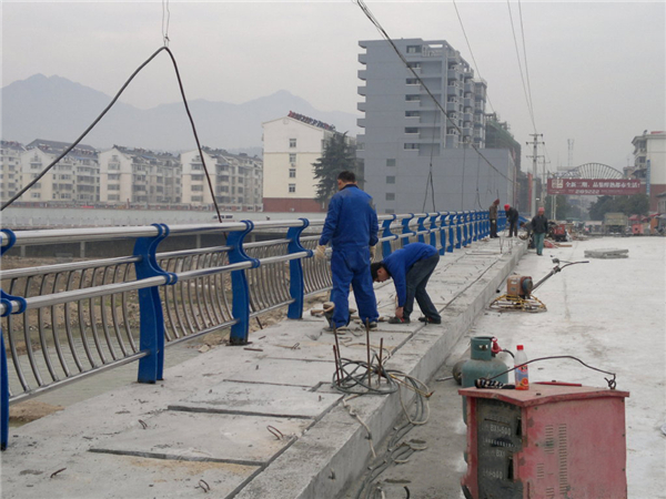 阿里不锈钢复合管护栏常见问题及解决方案